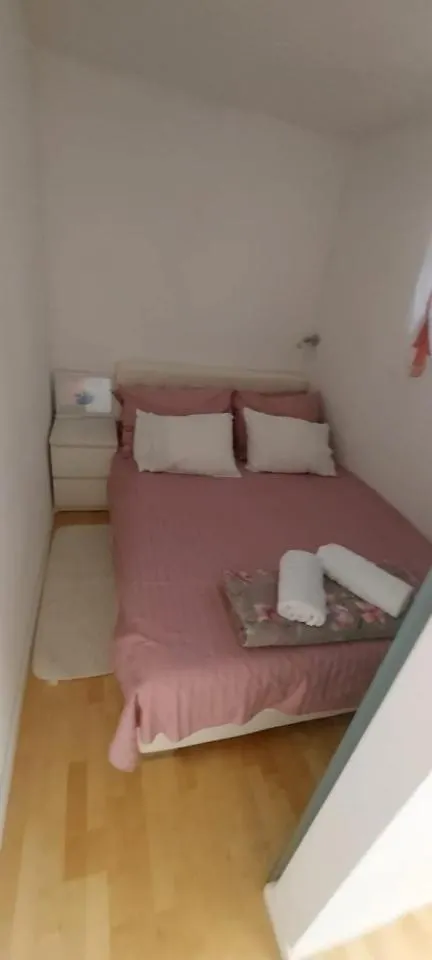Family Apartment Zrnka S Besplatnim Parkingom רוביני