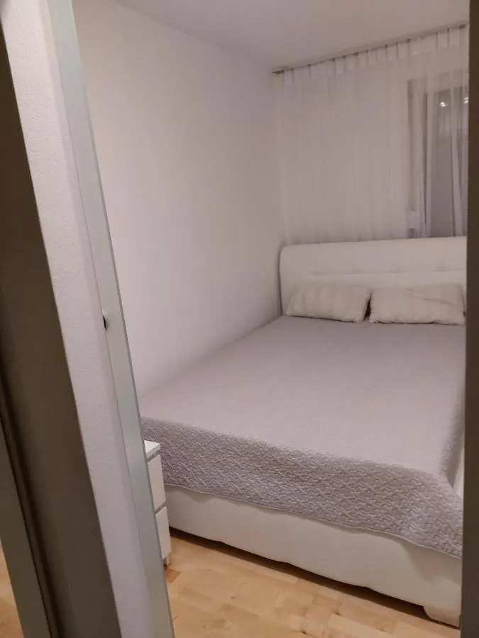 Family Apartment Zrnka S Besplatnim Parkingom רוביני