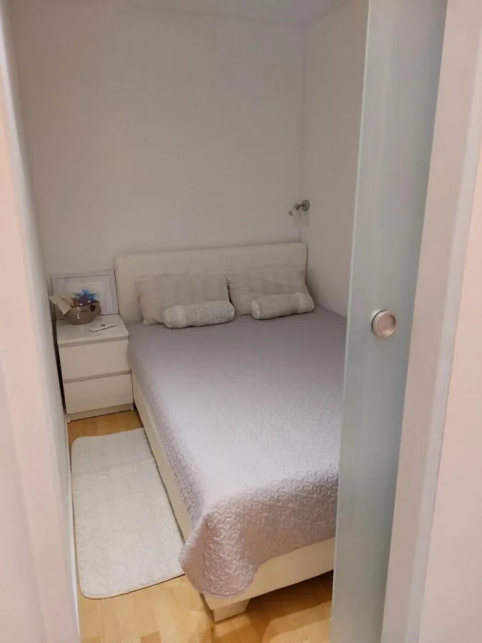 Family Apartment Zrnka S Besplatnim Parkingom  רוביני